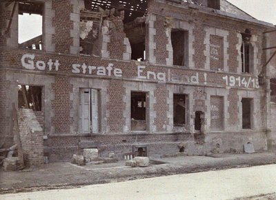 Duitse legerslogan op de muur van een beschadigd bakstenen gebouw: Moge God Engeland straffen! 191415, Bucy-le-Long, Aisne, Frankrijk, 1917 door Fernand Cuville